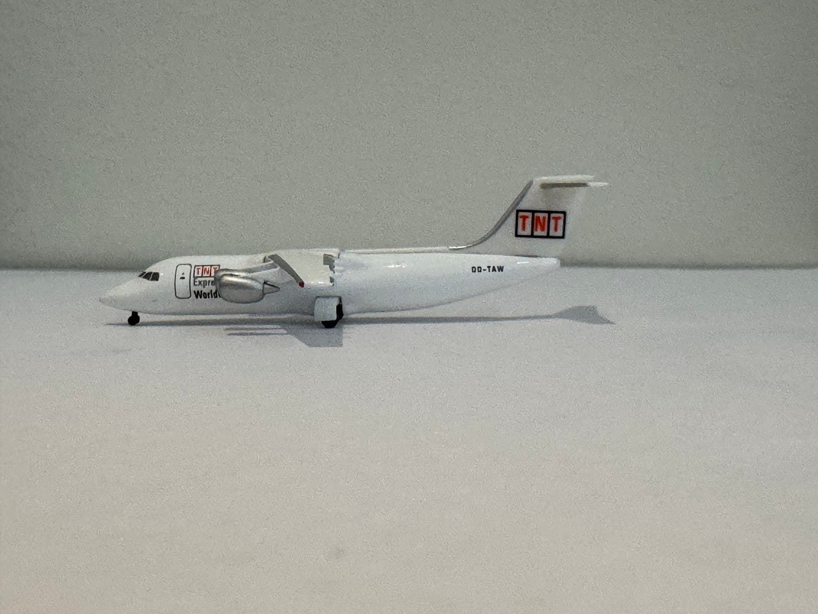 TNT BAe 46-300