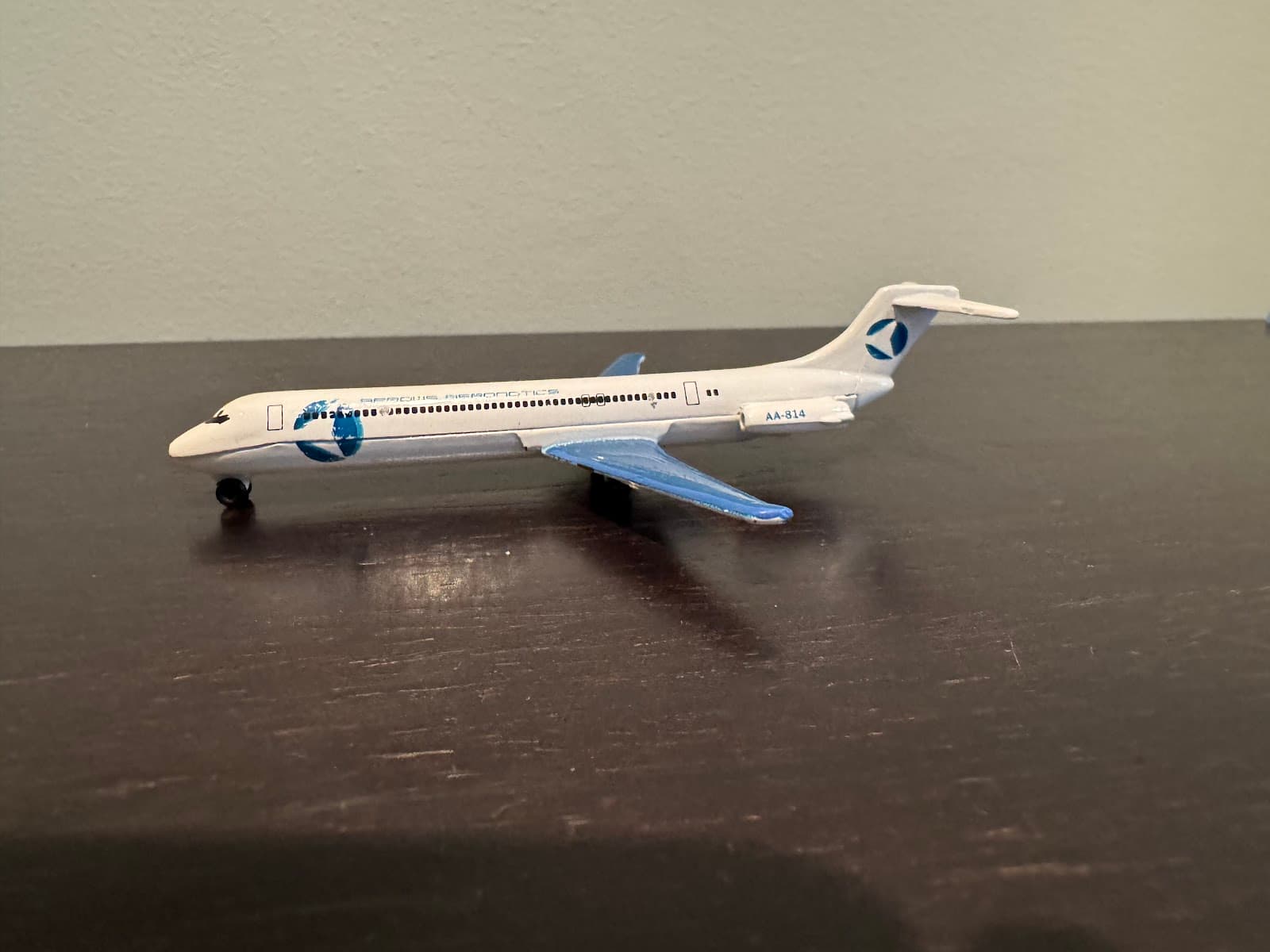 Arrows aeronotics Douglas MD-80